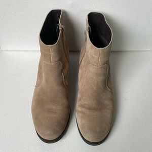 Gibson Latimer tan, cow leather boots with side zipper. Women’s size 7.5